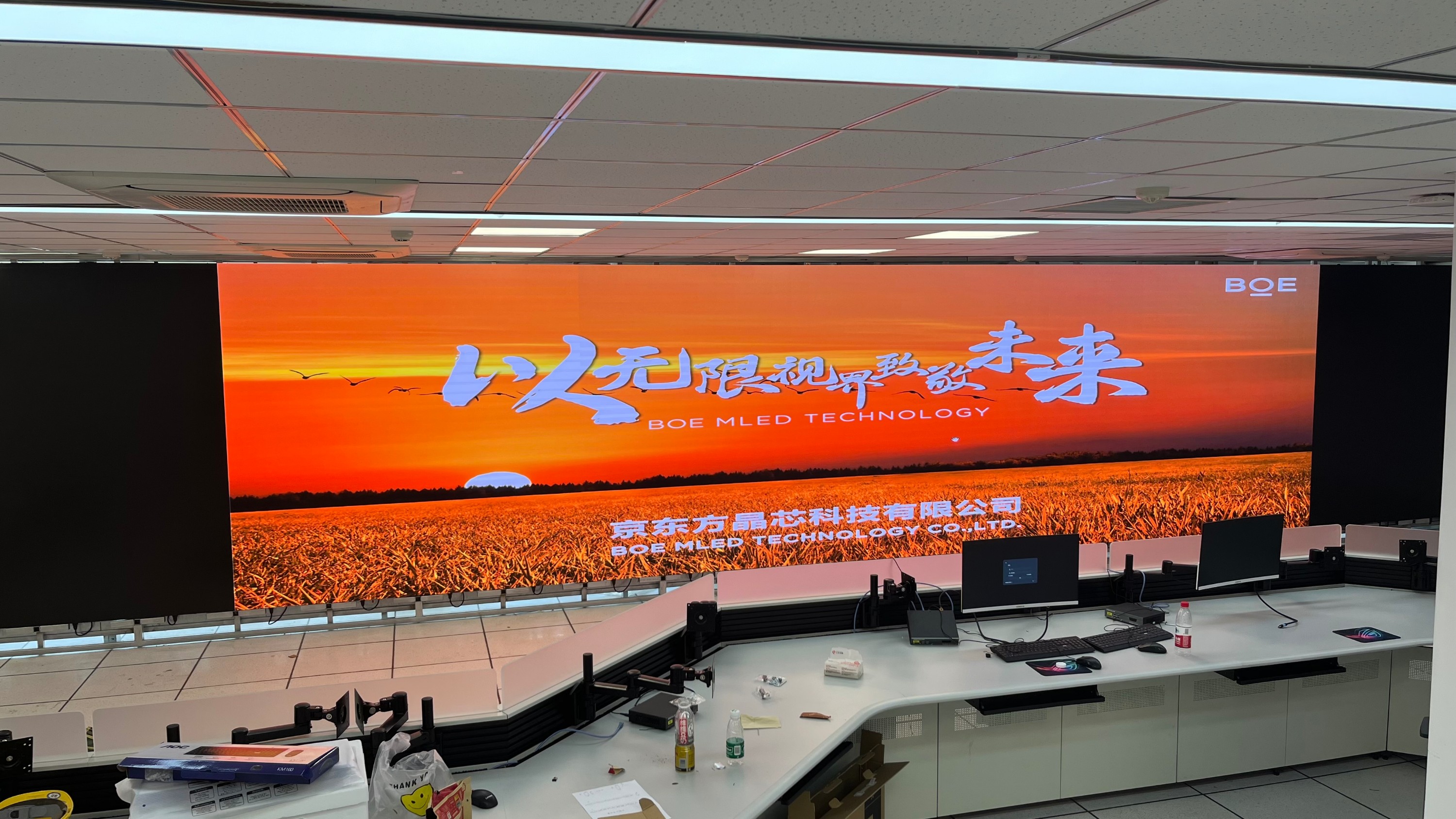 蔡甸汽車(chē)測(cè)試場(chǎng)COB1.2安裝調(diào)試完成   尺寸： 13.8*2.3625 ；像素點(diǎn) ：11040*1890 